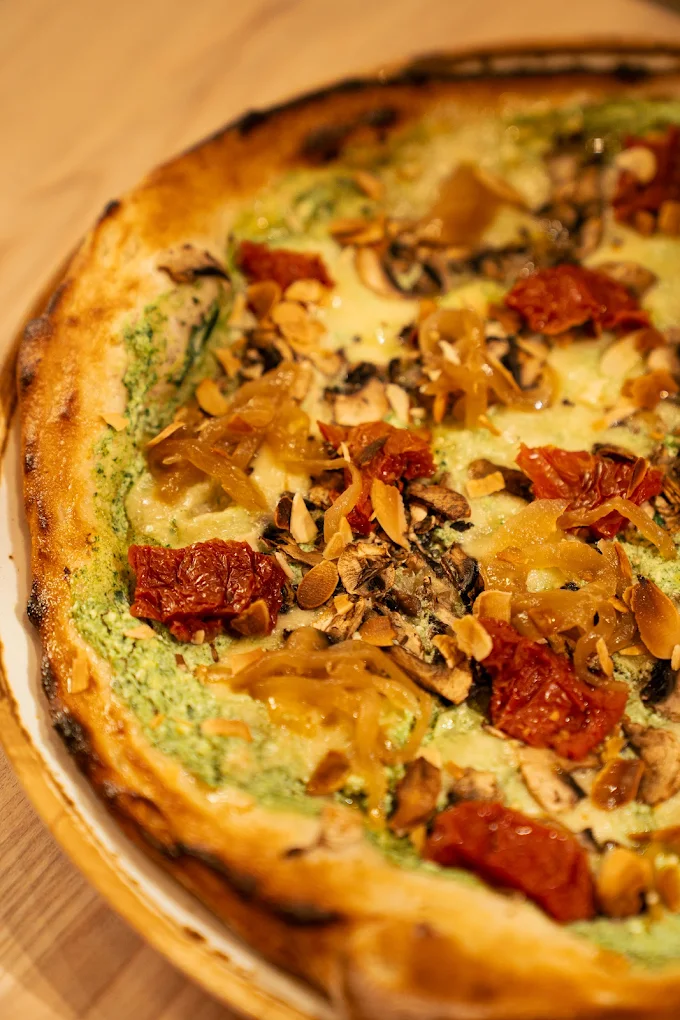 Pizza com pesto e ingredientes frescos