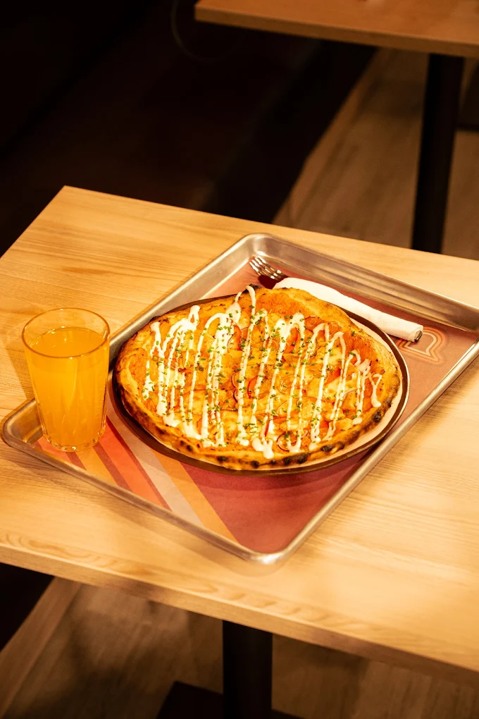 Pizza servida com refrigerante